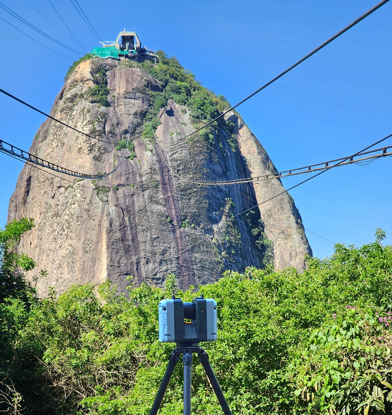 Interview with Bruno Pitanga. Scanning Sugarloaf Mountain.
